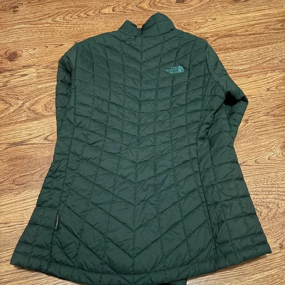 The North Face Women's Dark Green Puffer Jacket - Picture 5 of 6
